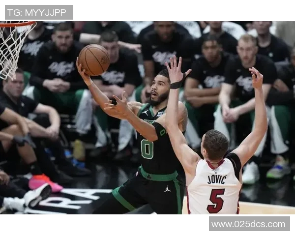 掘金与凯尔特人激战正酣NBA赛场精彩瞬间回顾与分析